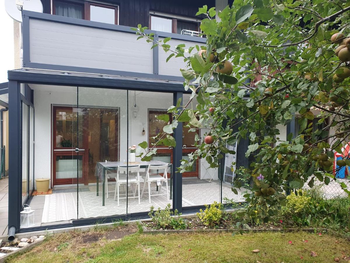 Ruhige 80 m2 Duplexwohnung mit Garten, 2 Bädern und Parkplatz nahe Innenstadt - Chambres d'hôtes Munich