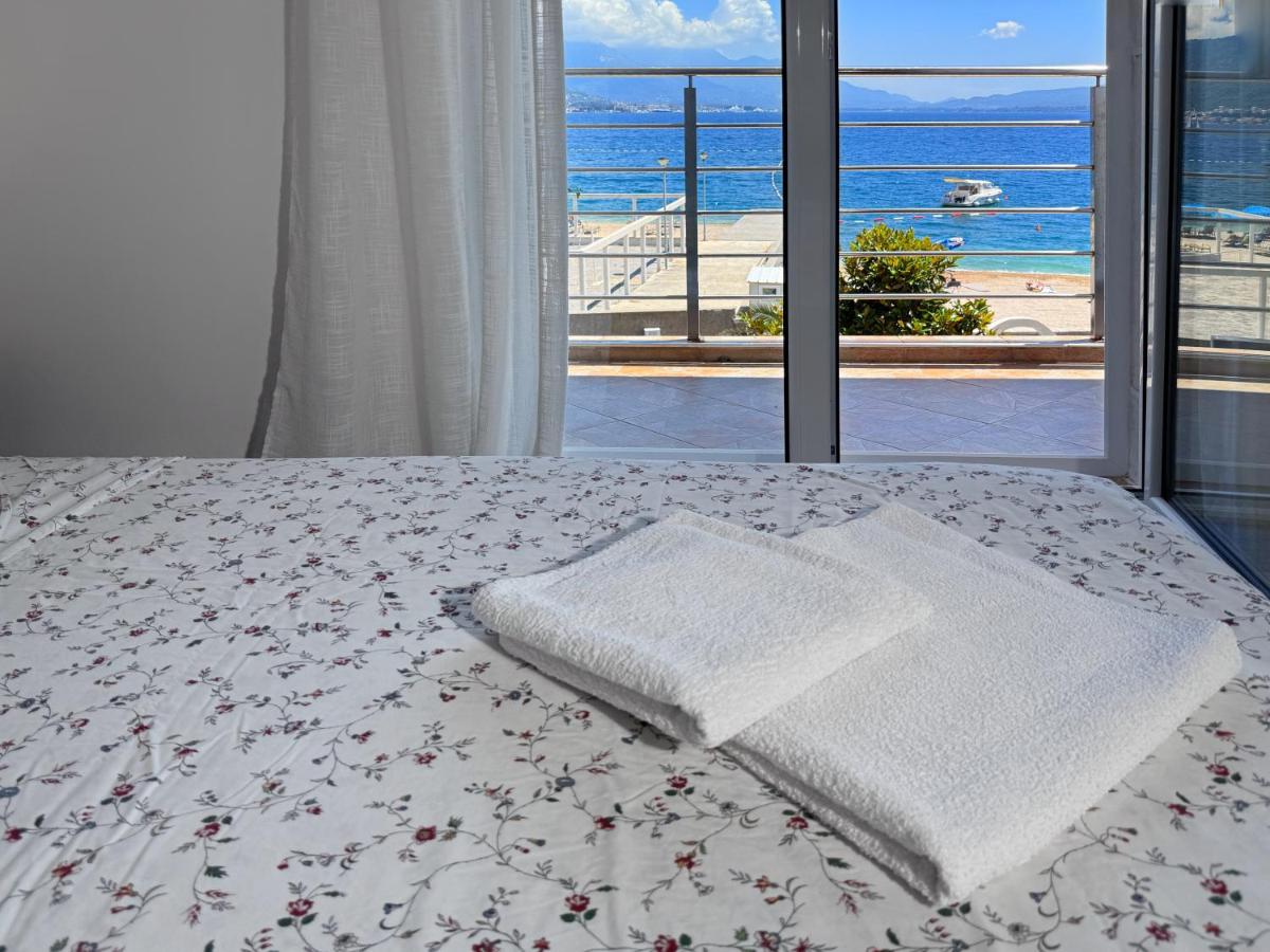 Two-Bedroom apartment with swimming pool Bijela - B&B Bijela