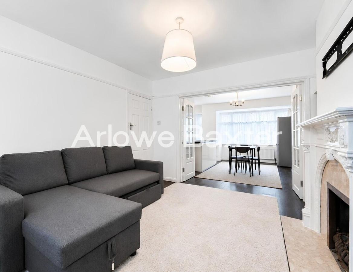 3-Bed Home Near Heathrow & Elizabeth Line - Chambres d'hôtes Yiewsley