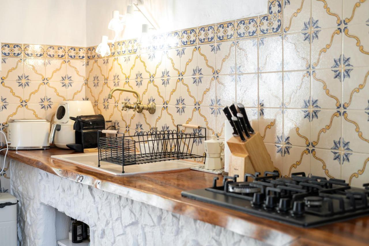 Wooden knife block with black-handled knives sits at dog-friendly Monte Borboleta - Villas Apartments in Alfarrobeira.