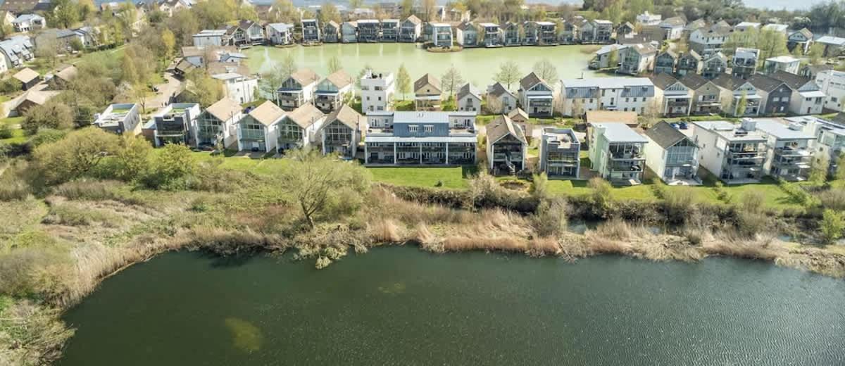 Lakeside Cotswolds apartment on Lower Mill Estate nature reserve with free spa and pool access - B&B Somerford Keynes