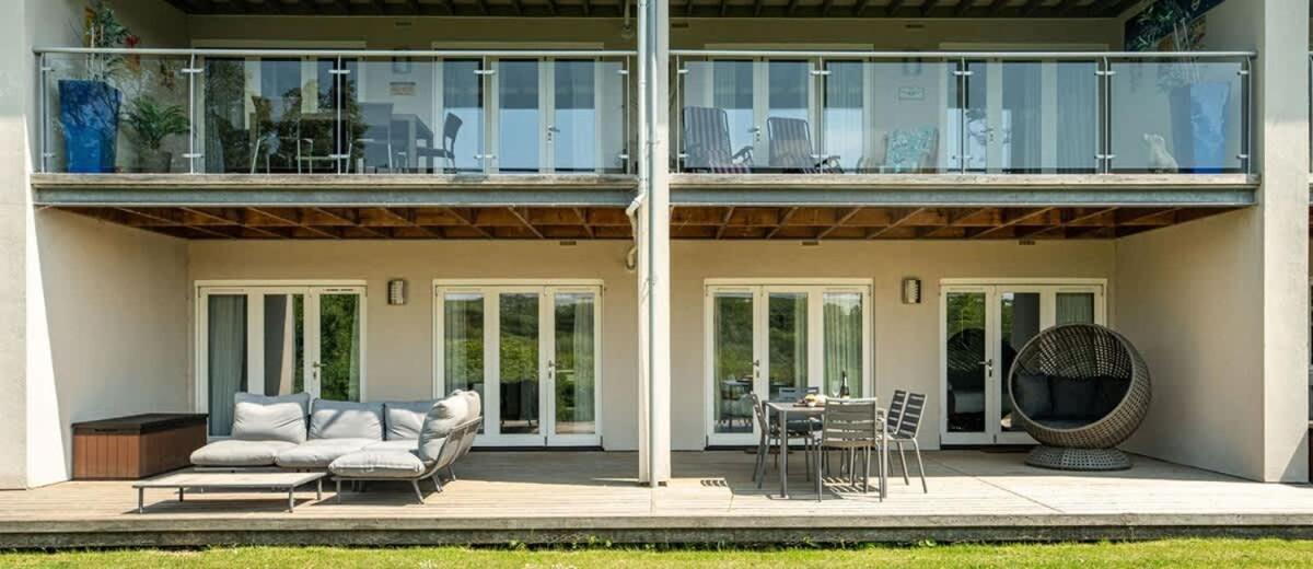 Lakeside Cotswolds apartment on Lower Mill Estate nature reserve with free spa and pool access - B&B Somerford Keynes
