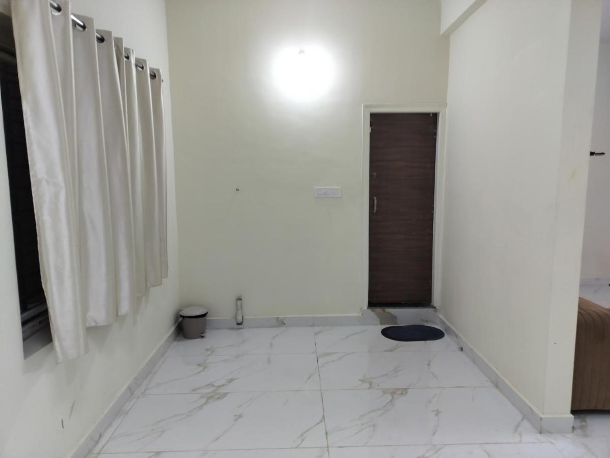 Kalpavrukksha Luxury Service Apartment Unit 2 - 1BHK, 2 Bathroom Single cotFully Furnished - Chambres d'hôtes Chikmagalūr