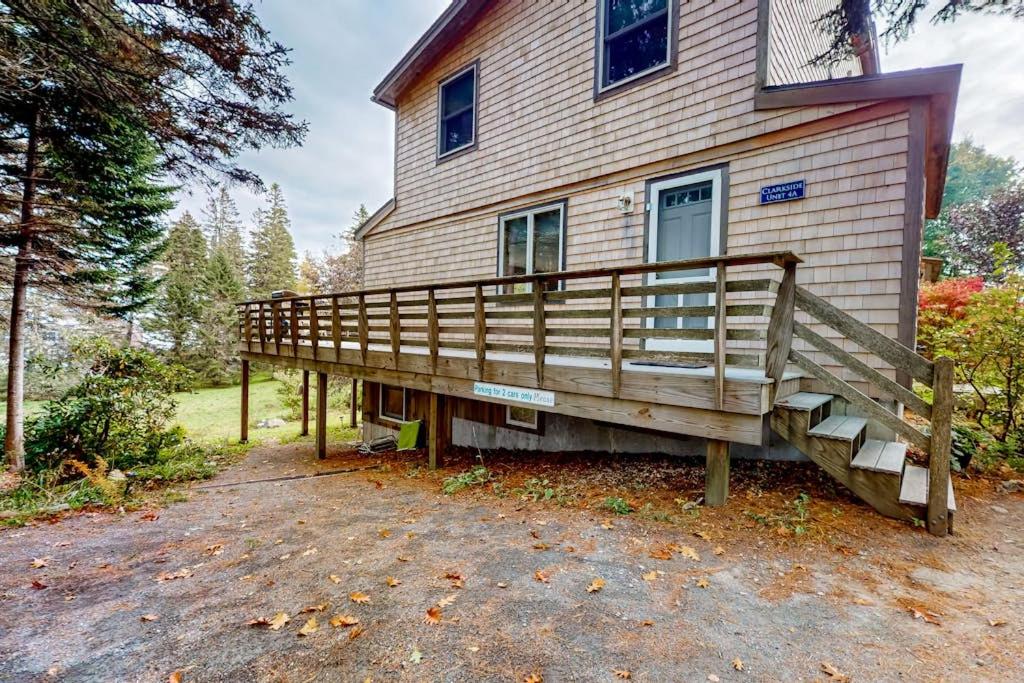 Dog-friendly 3-story home with wood stove, deck, grill, ocean views, W/D, AC - Chambres d'hôtes Southwest Harbor