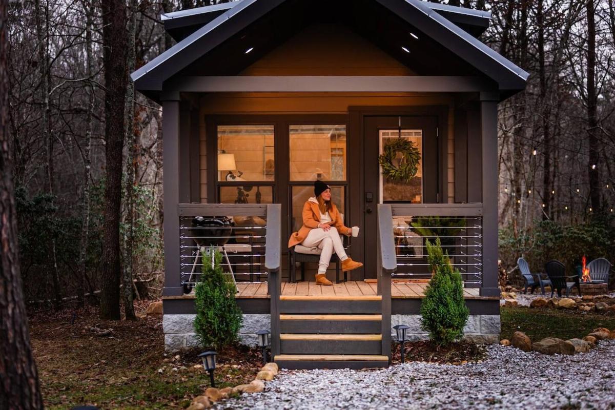 The Cozy Doe Tiny Home in the Woods with Fire Pit - B&B Monteagle