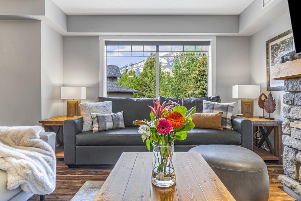 Rocky Mountain Condo with views of Grotto Mtn and hot tub - B&B Dead Man's Flats