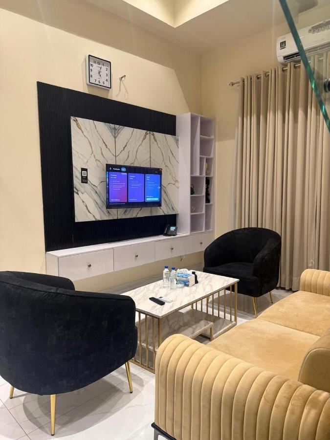 Amanah Mall Service Apartment model town - Bed and Breakfast Lahore