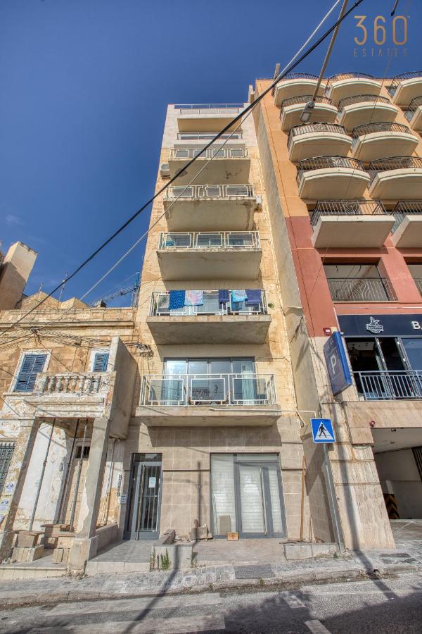 2BR Sea View home with Terrace Beach Across Road AC St Julians Malta - B&B San Julián
