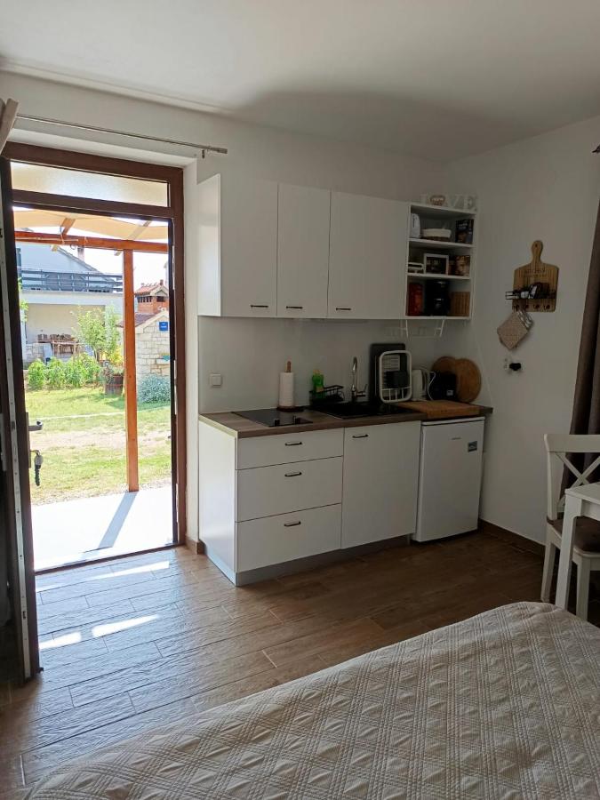 Marija- ground floor studio next to the beach - B&B Betina