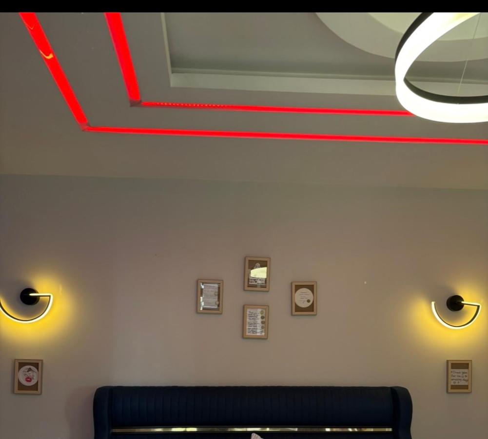 Deluxe Apartment In City Center - B&B Tirana