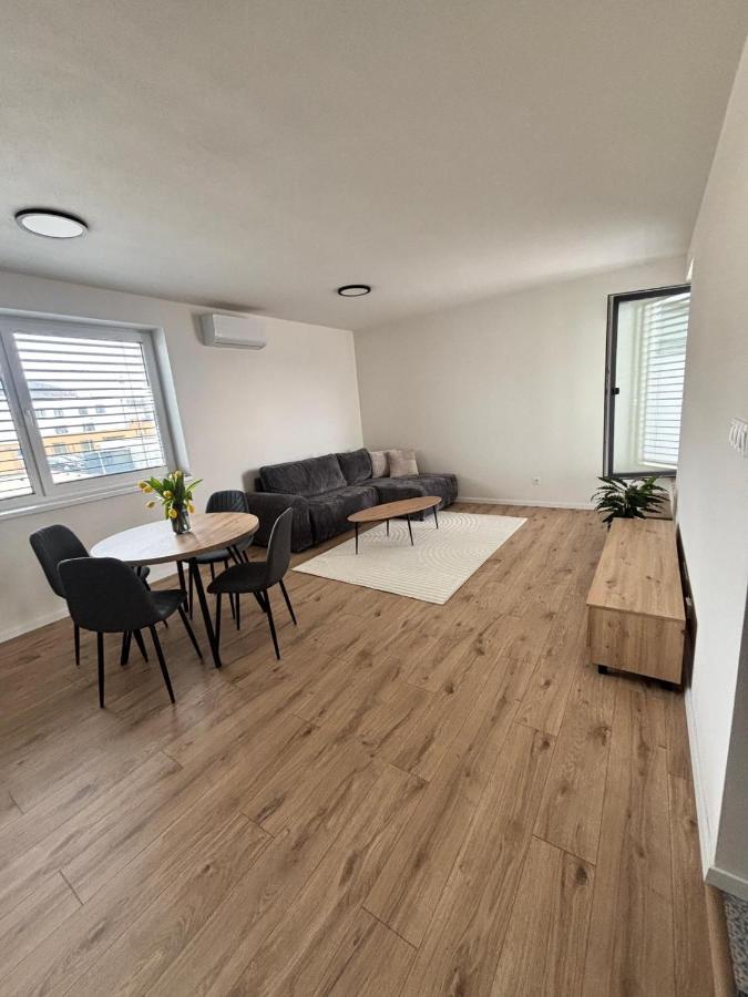 Nový byt Marhuľová s terasou a parkovaním - Chambres d'hôtes Trenčín