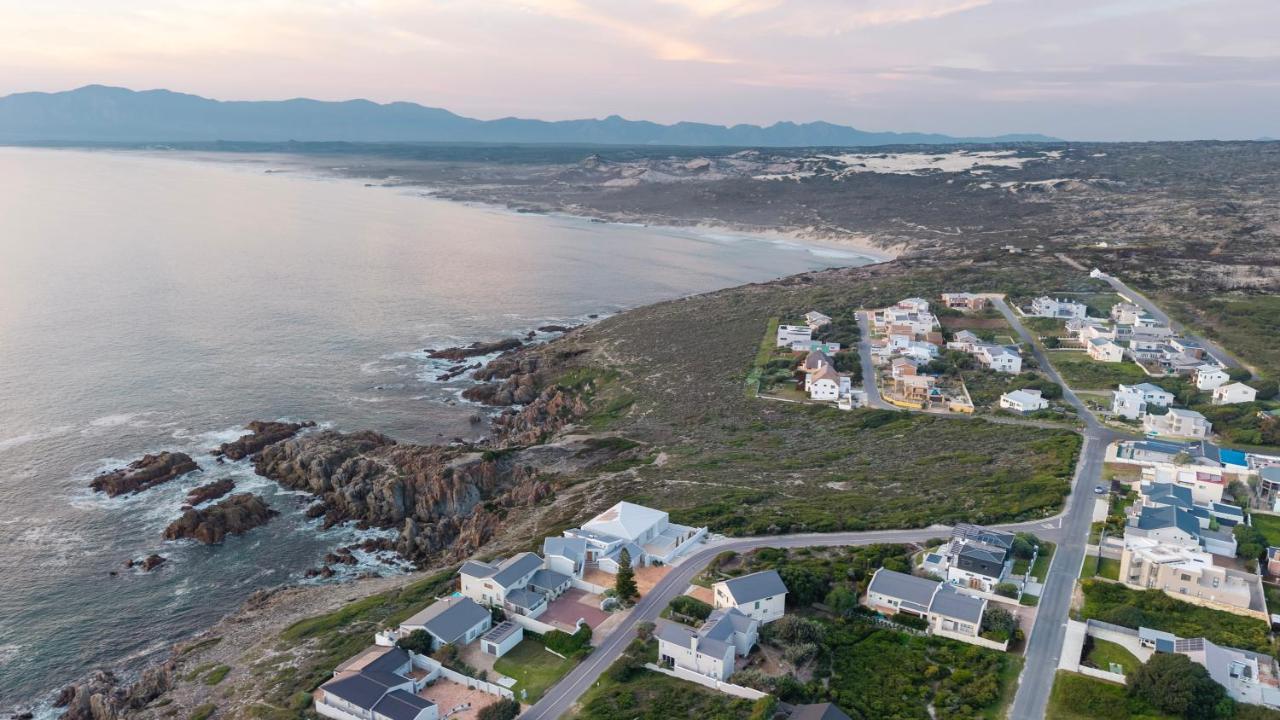 Seafront Villa - Whale Bay Luxury Retreat - B&B De Kelders