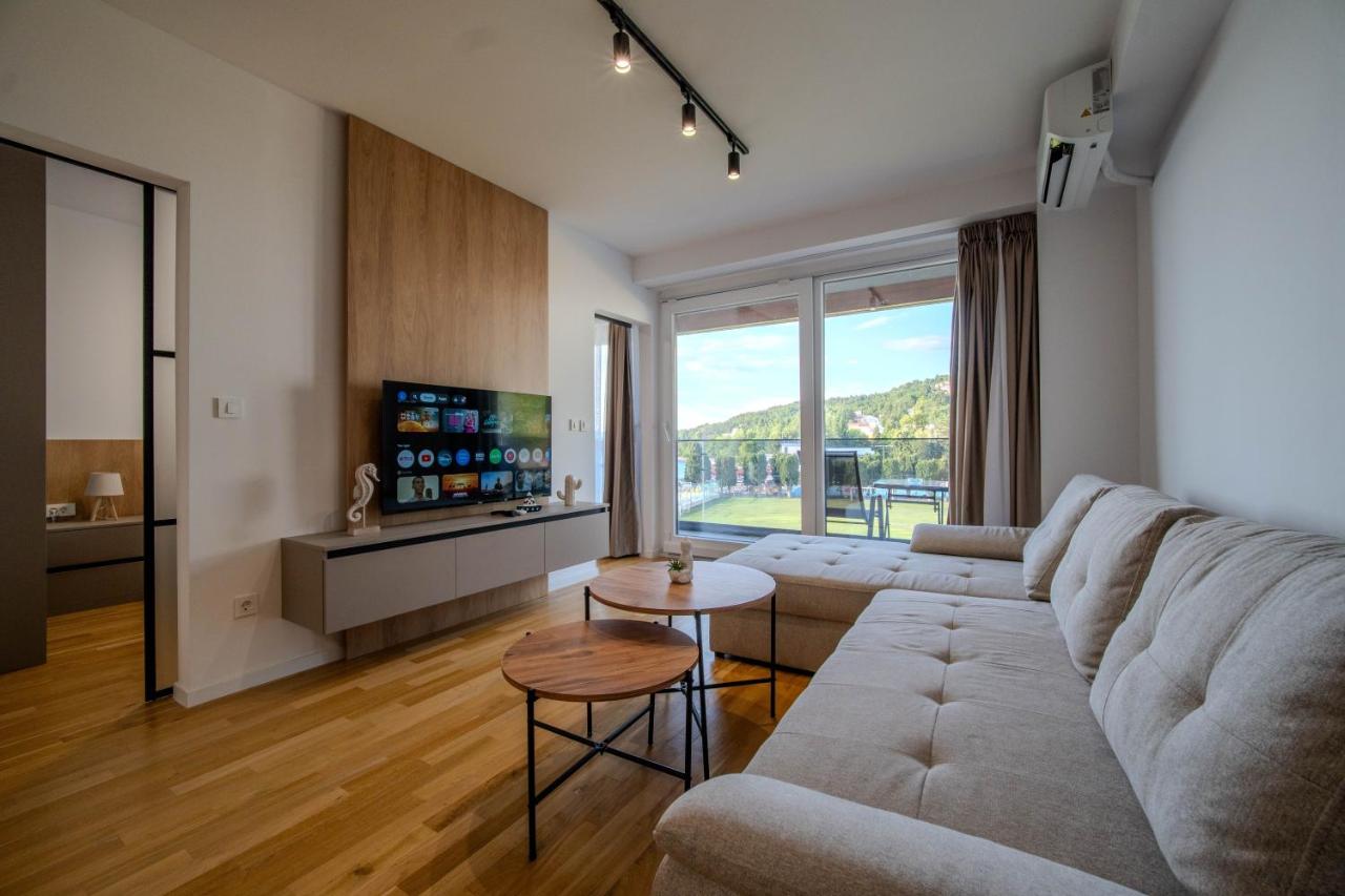 Vik Lakefront Oasis - Beachfront Apartment with Sunset Balcony & Elevator - B&B Ocrida