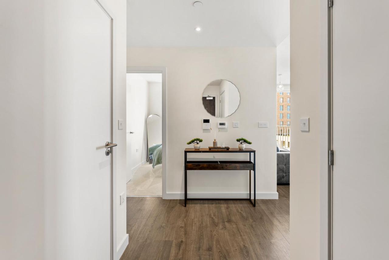 Stylish 2 BR Apt - Sleeps 8 - Wi-Fi - Near Wembley - B&B Hatch End