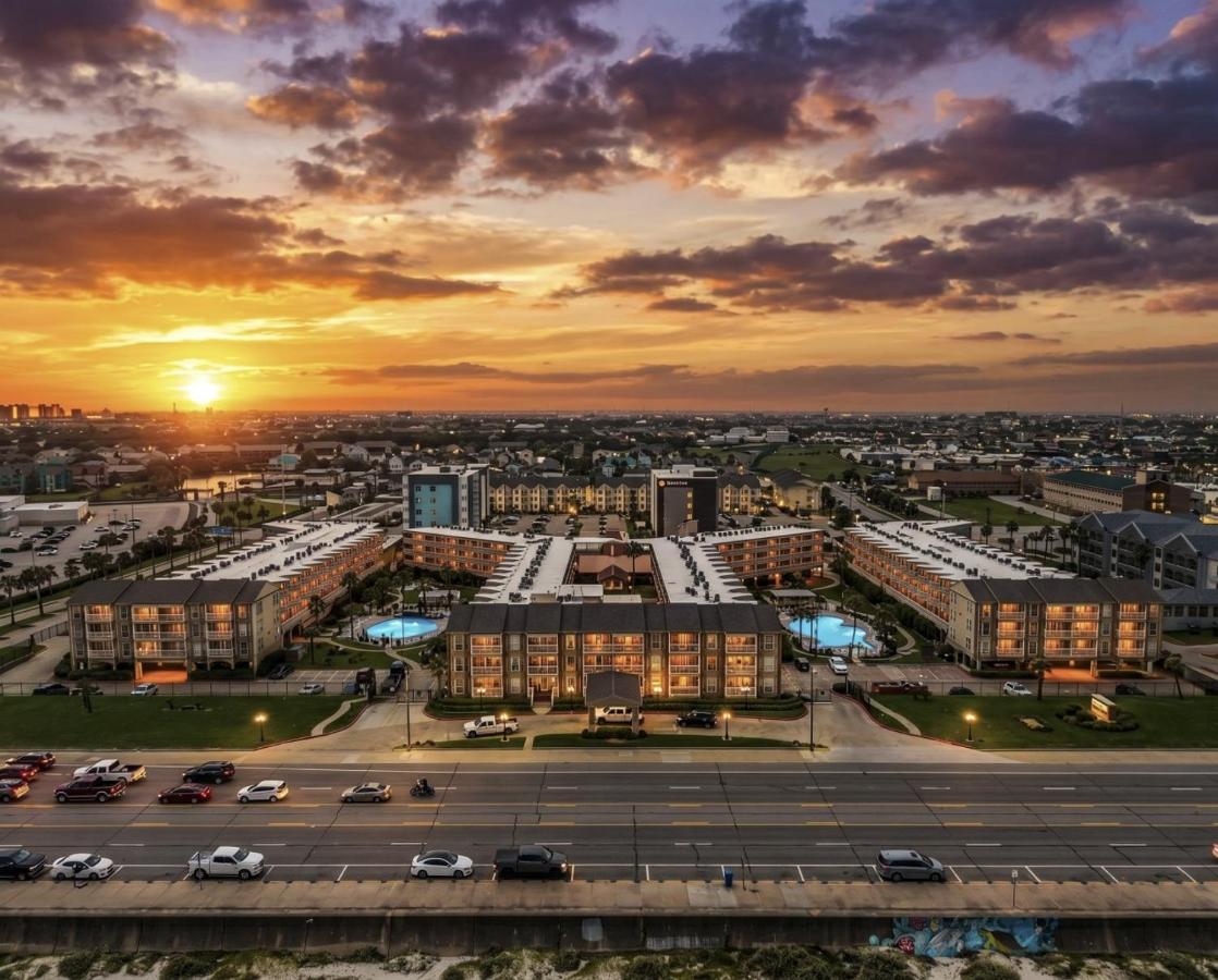 Cozy Condo with Seawall Beach Access and Community Pool - B&B Galveston