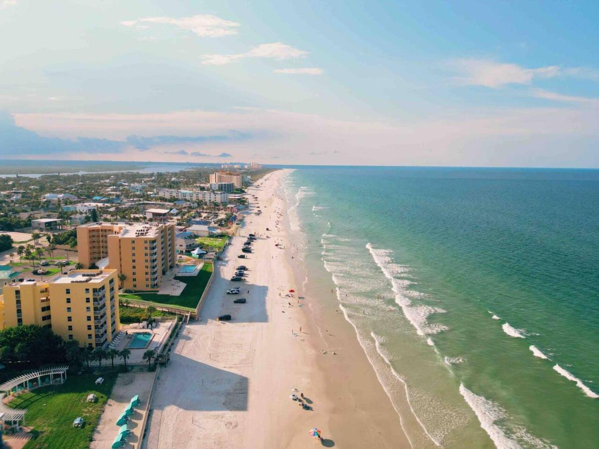 LaLa's Beach House - Bed and Breakfast New Smyrna Beach