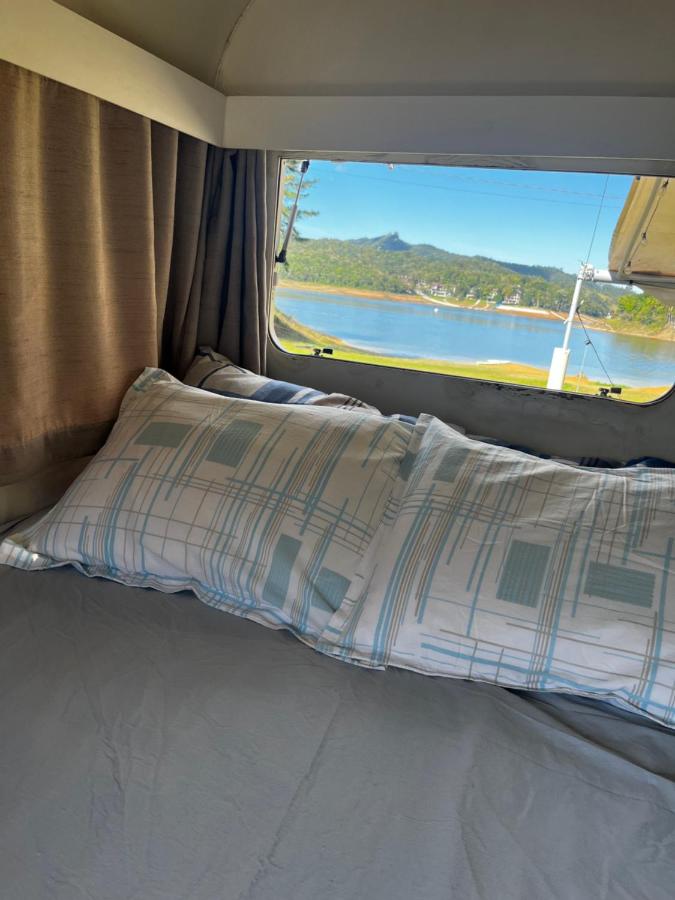 Trailer na beira da represa de Palmeiras-Rio Bonito - B&B Rio dos Cedros