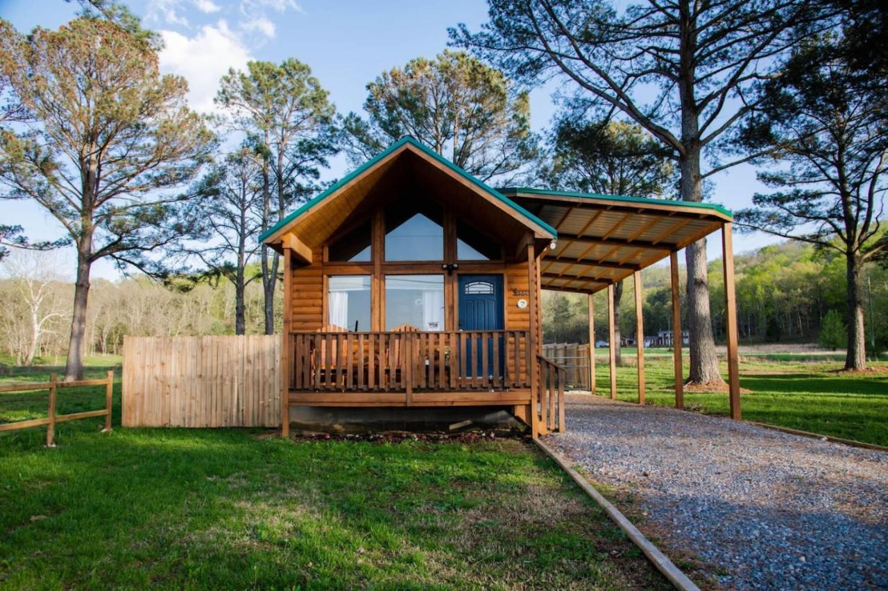 Rustic Chic Alabama Cabin w Loft Fire Pit Pet Friendly Fenced Yard Lake Guntersville - Lucky Lodge - B&B Guntersville