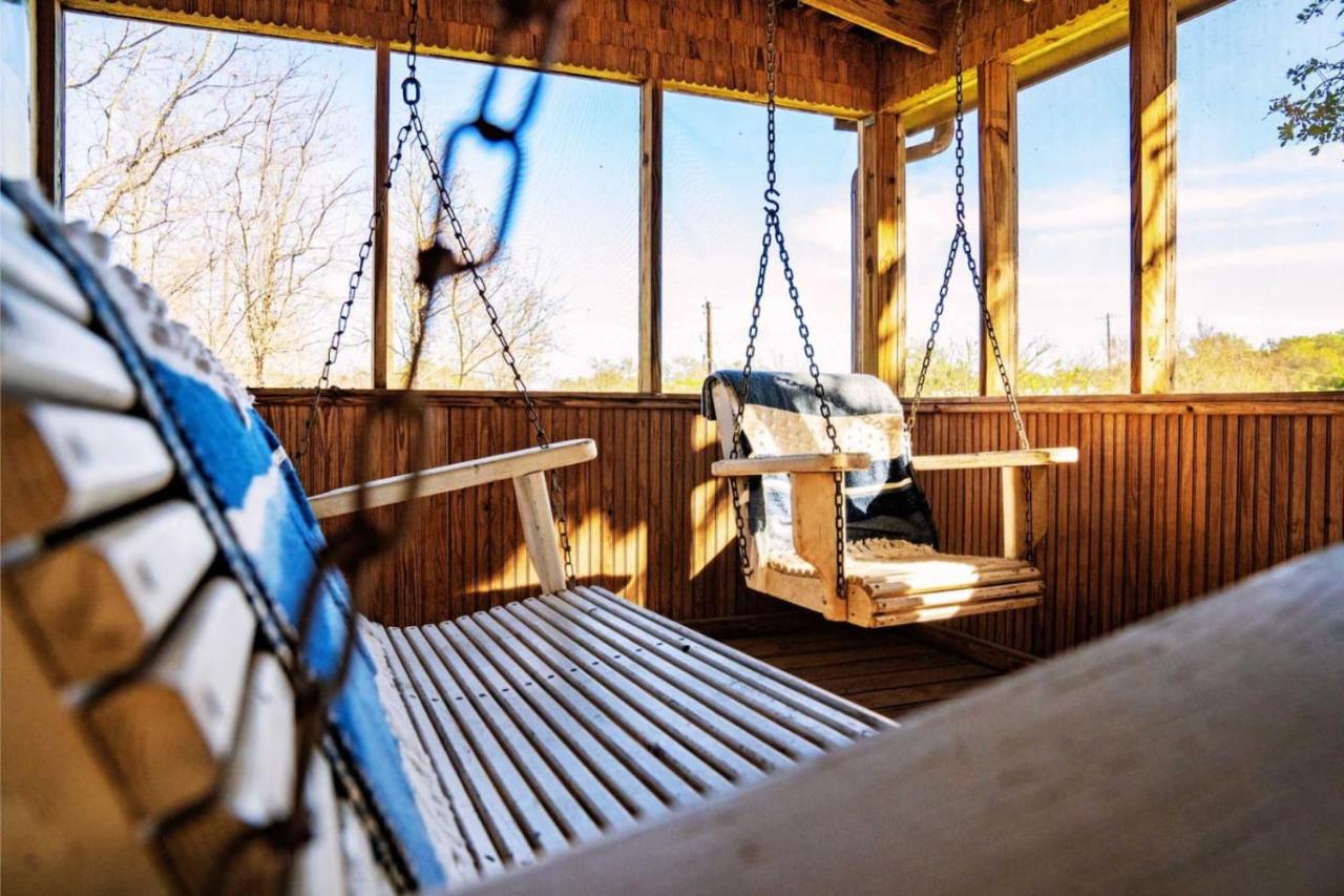Goat-Tastic Retreat: Tub, Fire Pit, Porch & Pool - Bed and Breakfast San Marcos