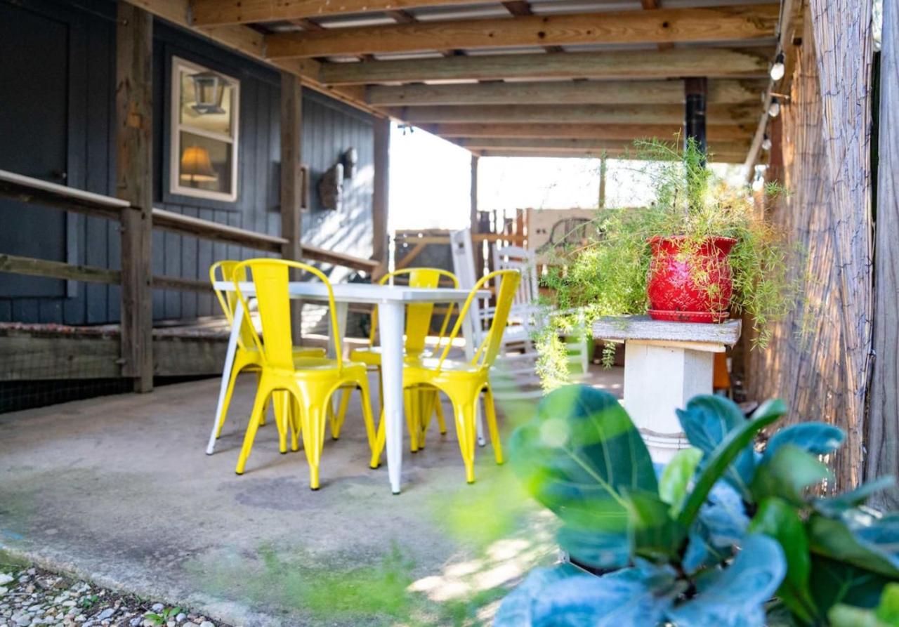 Chickadees Stay: Private Tub, Chiminea & Pool - Bed and Breakfast San Marcos