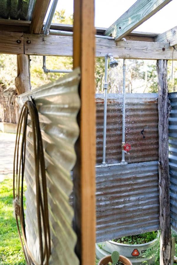 Outpost Vibes: Outhouse, Outdoor Shower & Pool - B&B San Marcos
