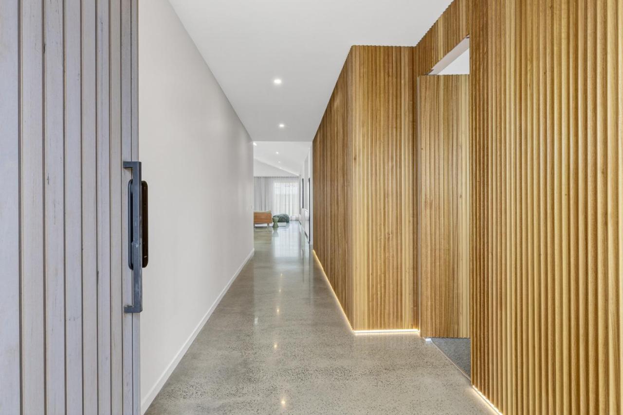 Duneview Luxe Ocean Grove Sleeps 8, 4 bedroom, aircon,heating throughout, Designer quality, Perfect wedding stay, family friendly, Beach, Park, Shops - Chambres d'hôtes Ocean Grove