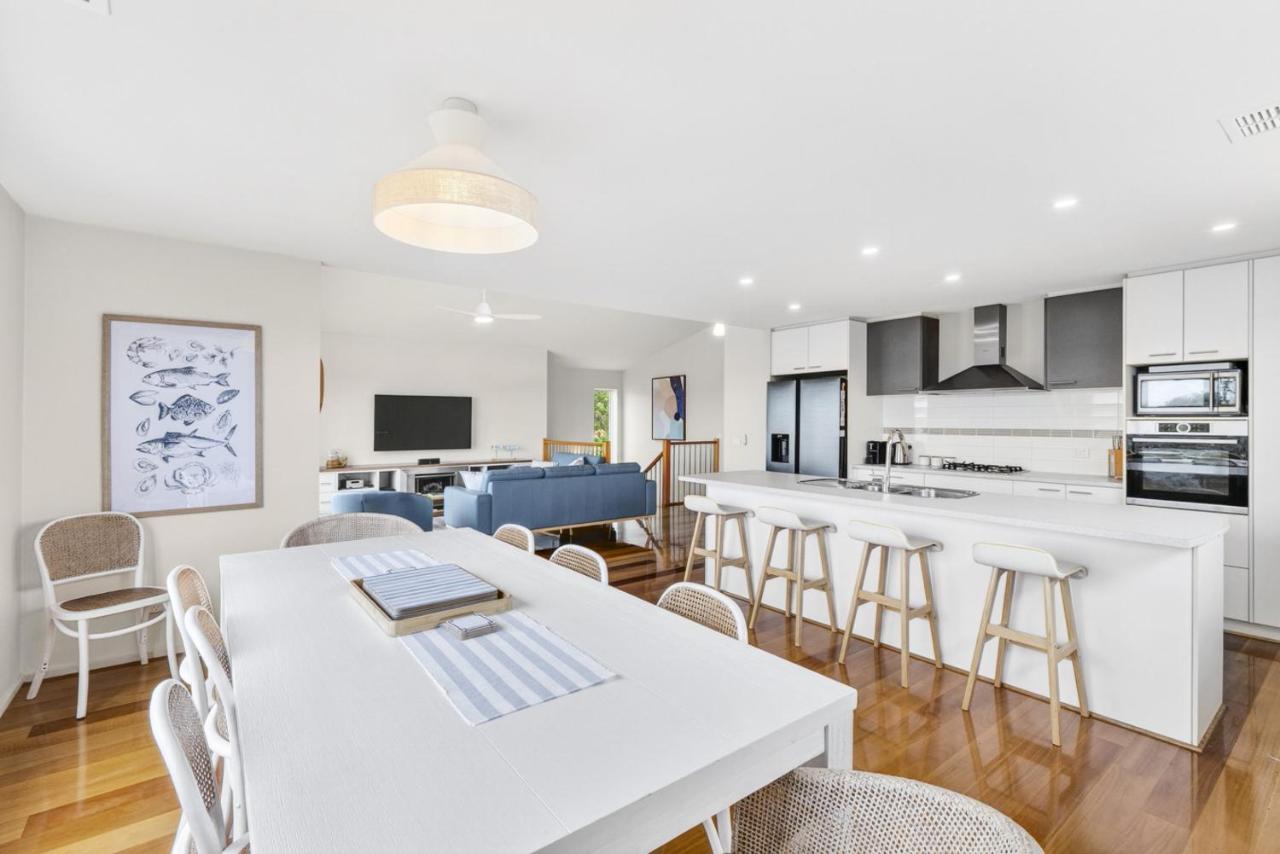 Highview Beach House Ocean Grove Sleeps 9, Views, Aircon, 4 bedroom, 3 living, 2 bathroom, Great yard, parking - Chambres d'hôtes Ocean Grove