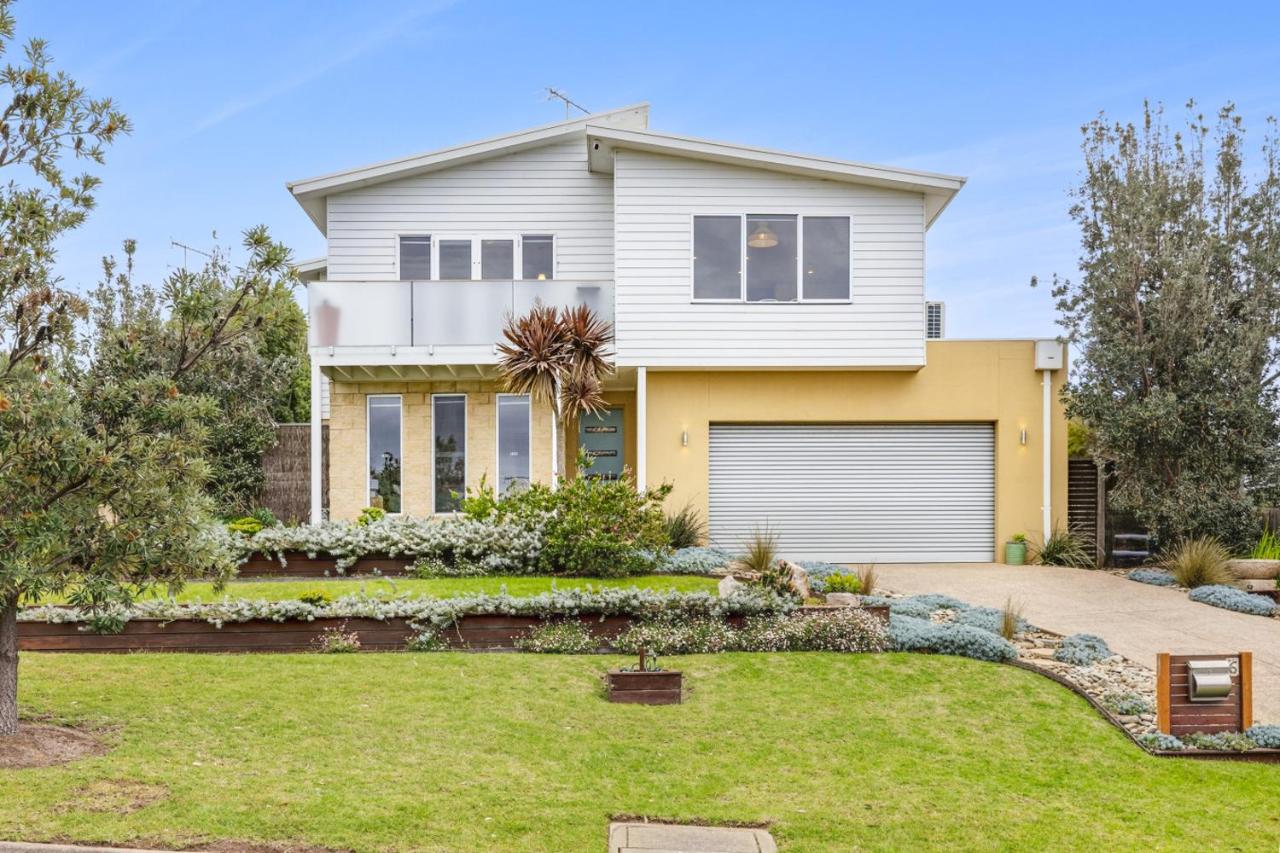 Highview Beach House Ocean Grove Sleeps 9, Views, Aircon, 4 bedroom, 3 living, 2 bathroom, Great yard, parking - Chambres d'hôtes Ocean Grove