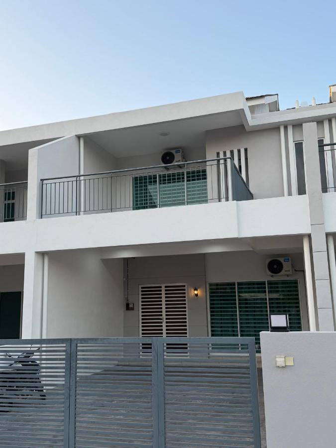 4B 3R Cozy Spacious Near Dewan Millenium Fully Aircond - B&B Kepala Batas