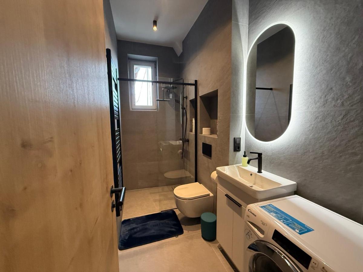 New cozy apartment with parking Vitezna - Bed and Breakfast Karlsbad