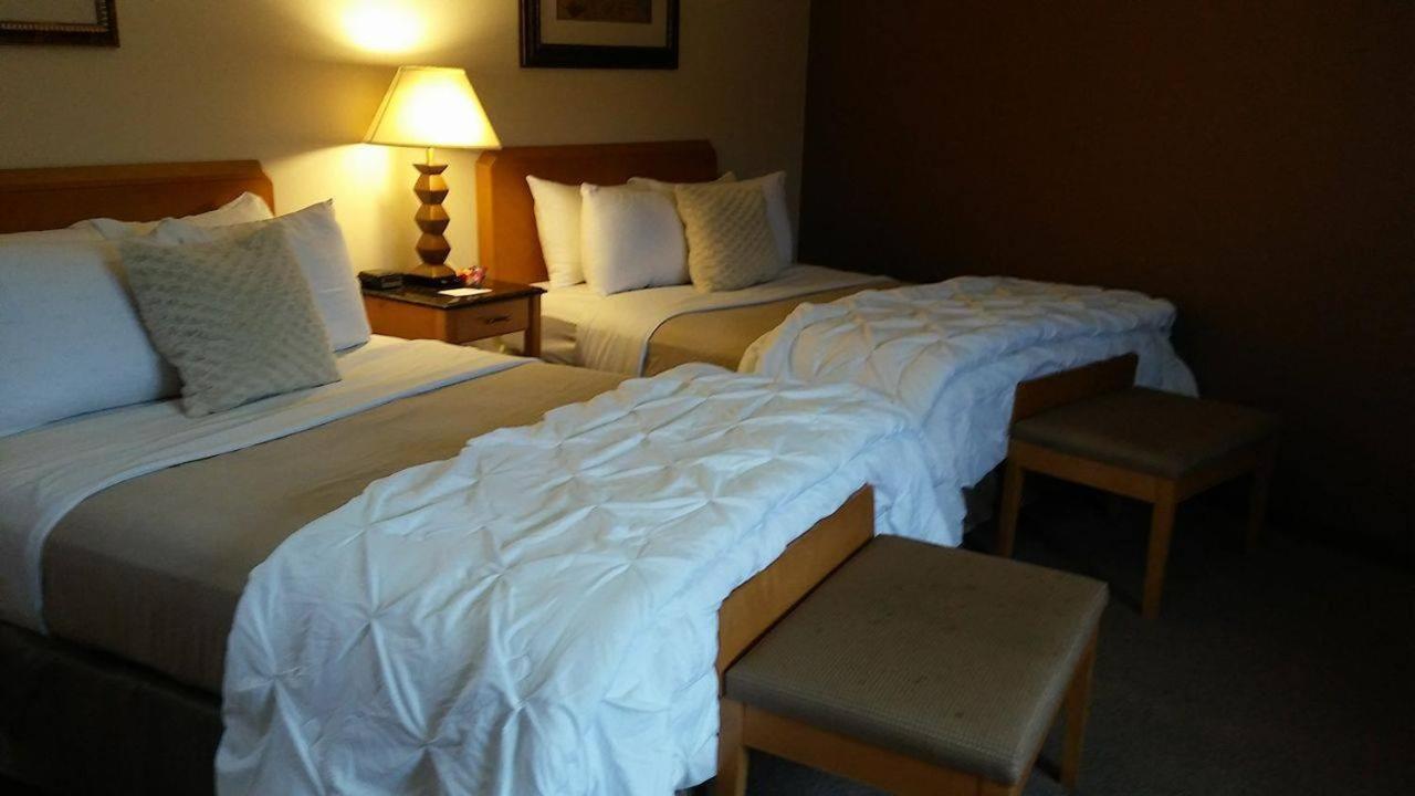 Deluxe Two Queen Beds- Handicap Accessible