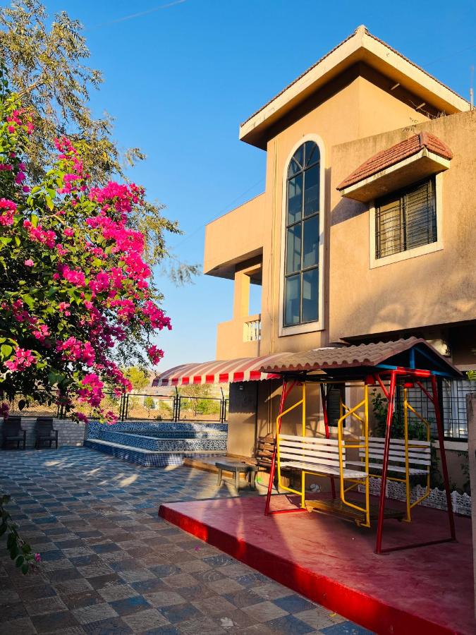 Royal Villa 3 - Premium 1BHK Villa with Pvt Pool - Chambres d'hôtes Lonavla