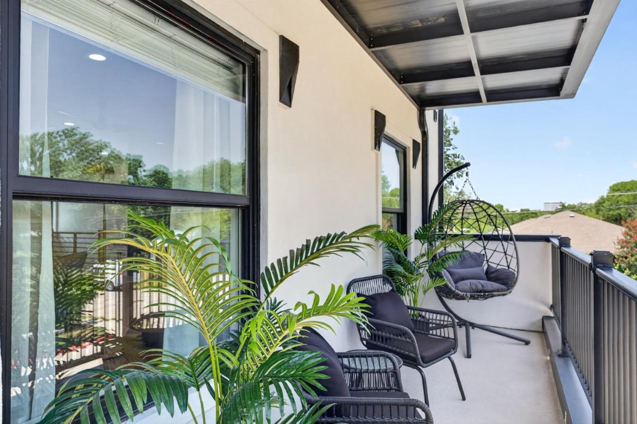 Luxury Townhome B. Walk to AT&T Stadium. Rooftop Terrace + Game Room. Sleeps 10. - B&B Arlington