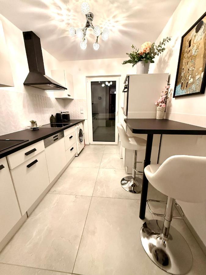 NEU Goldstadt Prestige Suite - Modern und Central - B&B Pforzheim