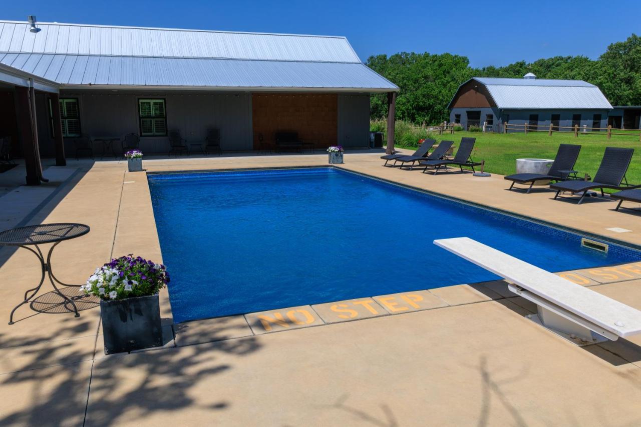 Whispering Prairie Lodge - Bed and Breakfast Salina