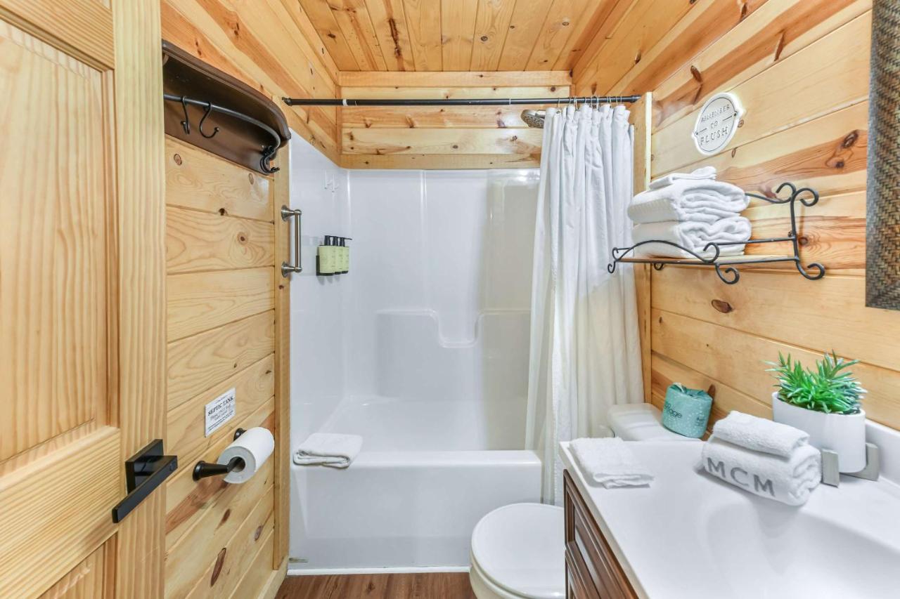 Enchanted Forest Cabin And Teepee! Lights & Laser Show! Private Hot Tub! Unique Stay! - B&B Sevierville