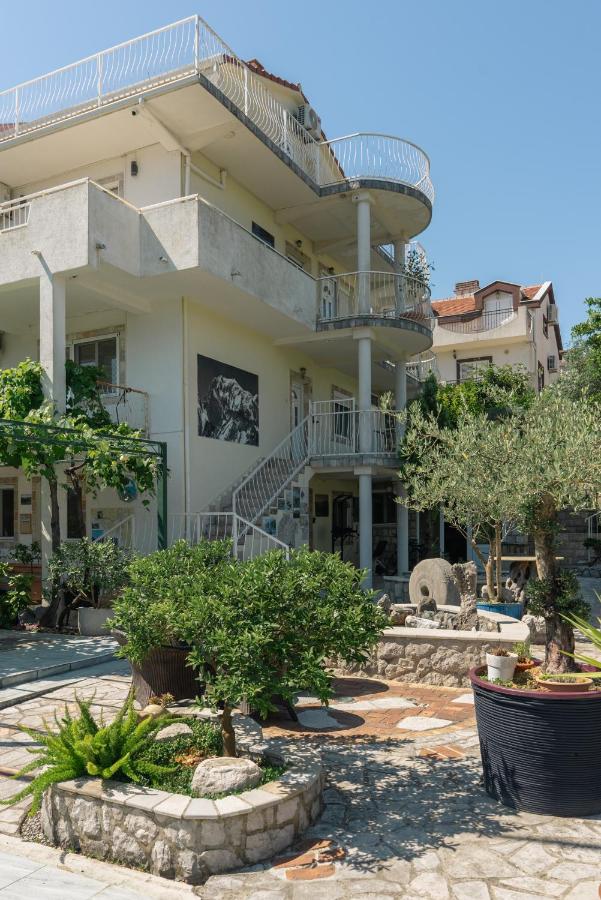 Garden Apartments Lustica - Bed and Breakfast Radovići