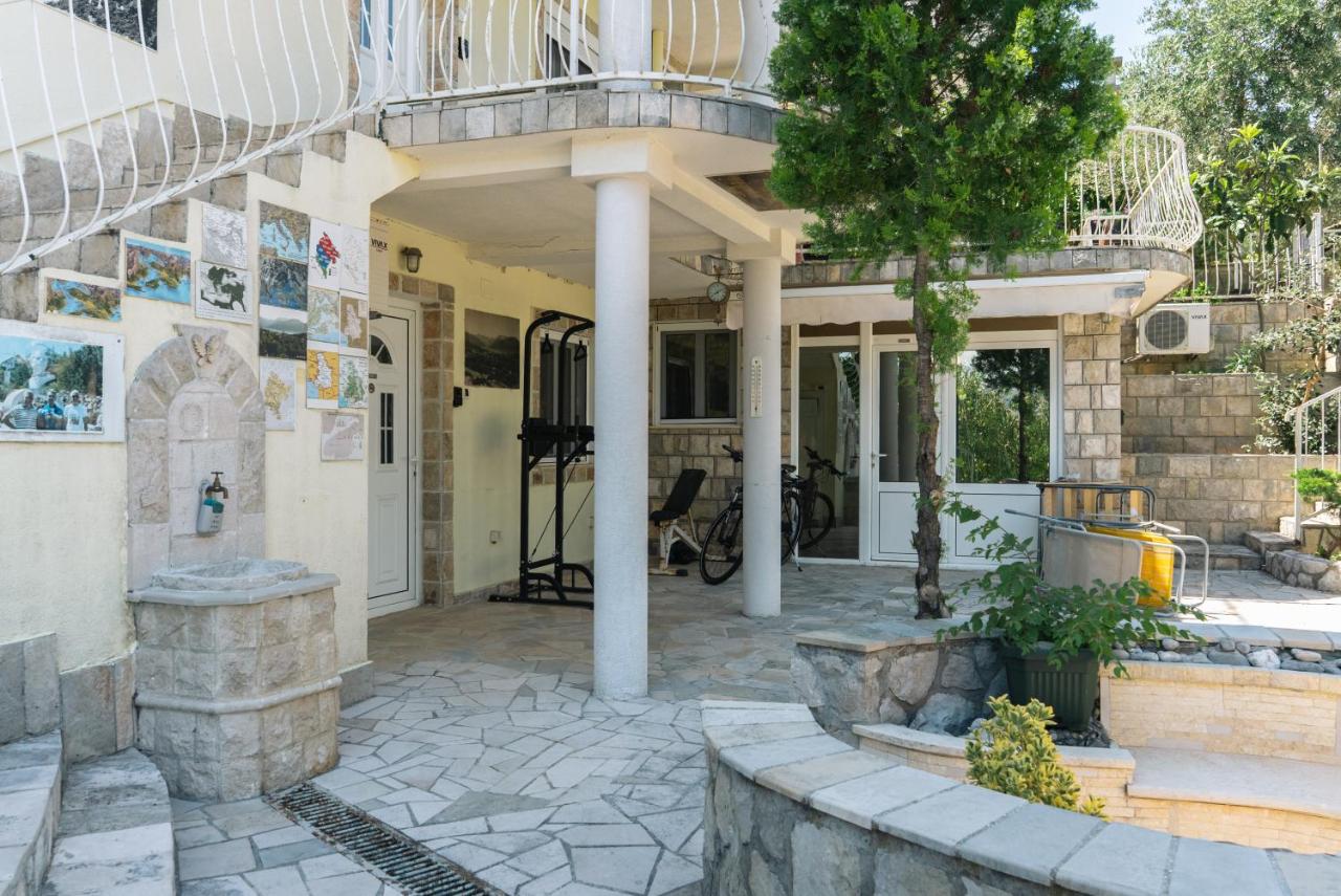 Garden Apartments Lustica - Bed and Breakfast Radovići