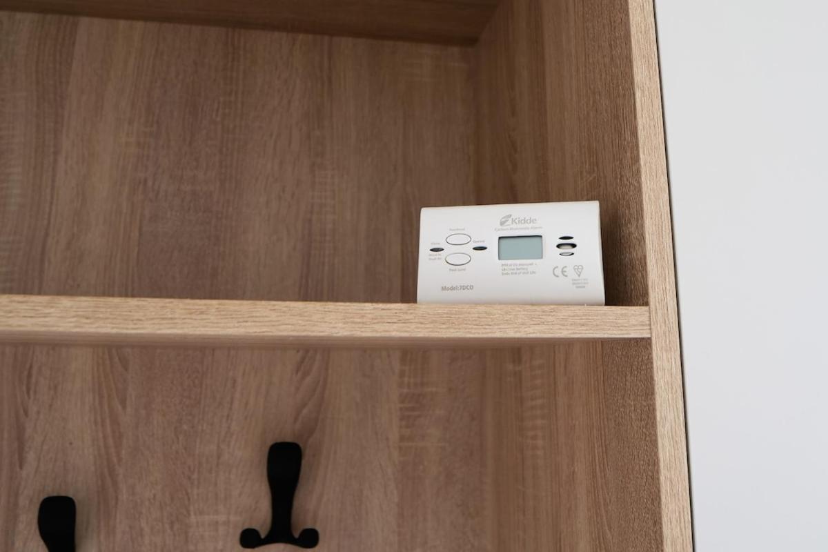 Warm Minimalist Studio Stay - B&B Riga