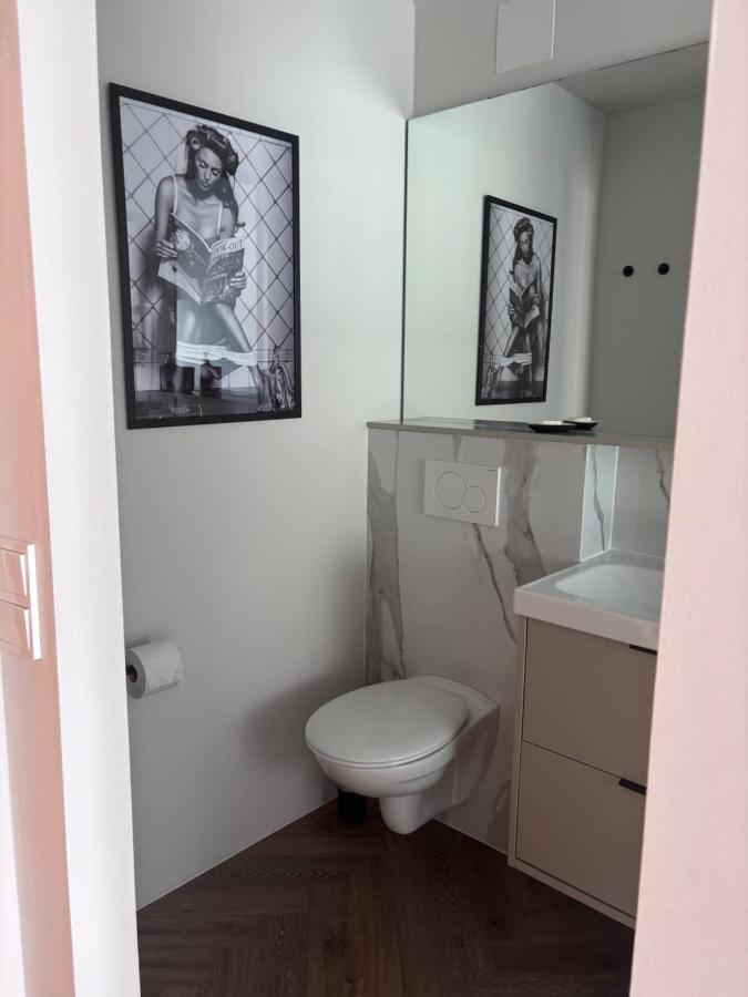 Design Zimmer mit eigenem Bad und WC im Herzen von Haag - B&B Haag