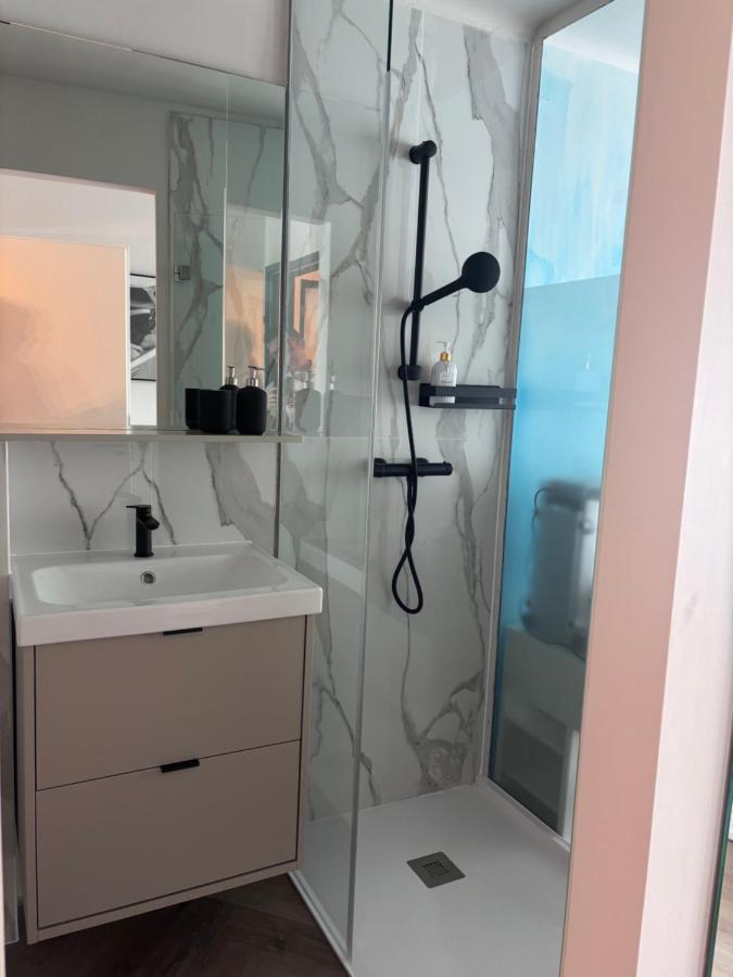 Design Zimmer mit eigenem Bad und WC im Herzen von Haag - B&B Haag