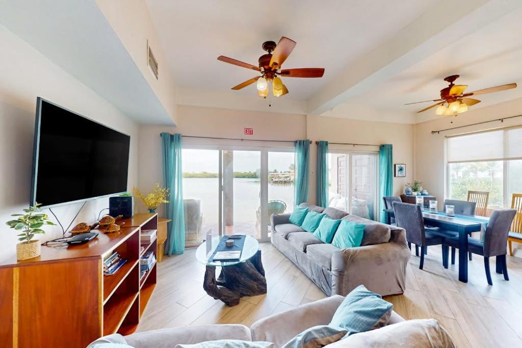Suite H103 @ Mara Laguna - B&B San Pedro Town