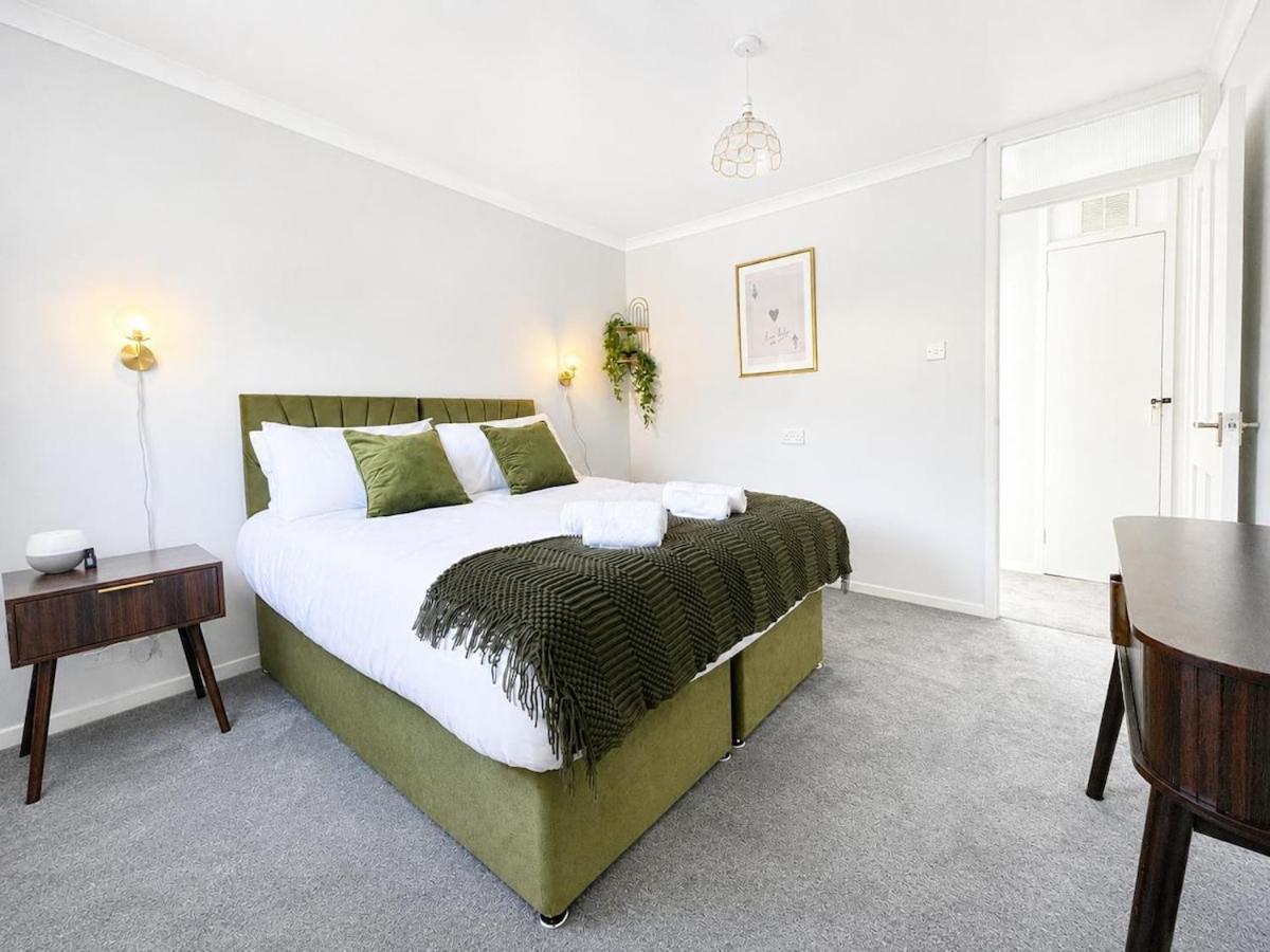 2 Bd House with Free Parking for Contractors and Families - Chambres d'hôtes Kempston