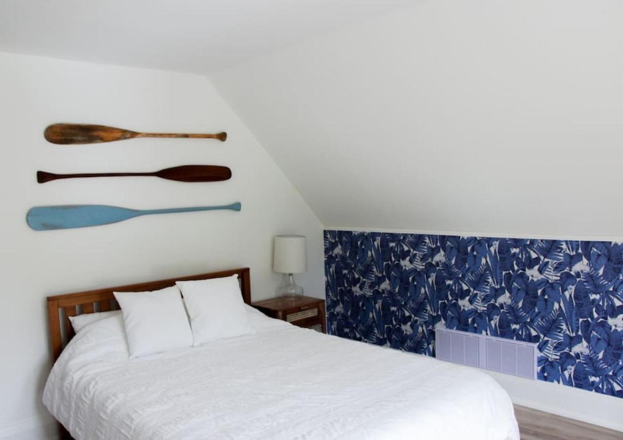 Queen Suite with Private Ensuite at Fancie's PEC - Suite 1 - B&B Belleville