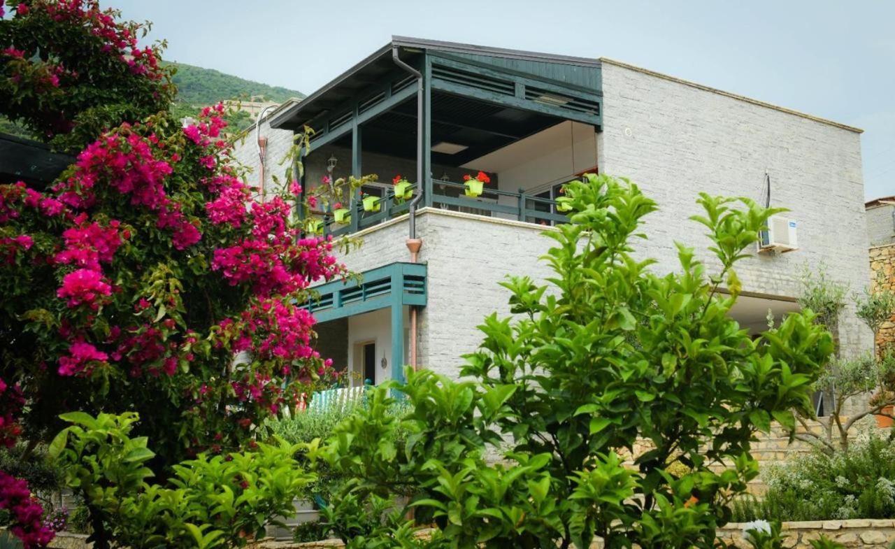 Vila Rina at Aquamarine Residence - B&B Valona
