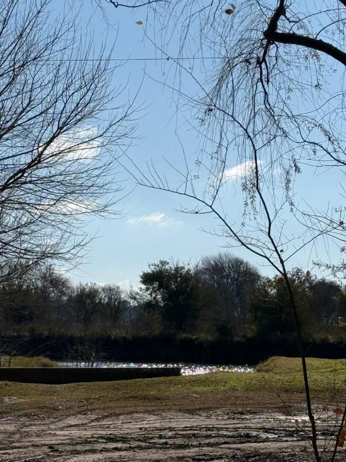 Casa en el pueblo frente al río y al camino de la costanera con parrilla - Chambres d'hôtes San Antonio de Areco