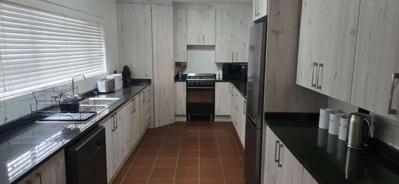 Waterfront Holiday Home - Chambres d'hôtes Hartbeespoort