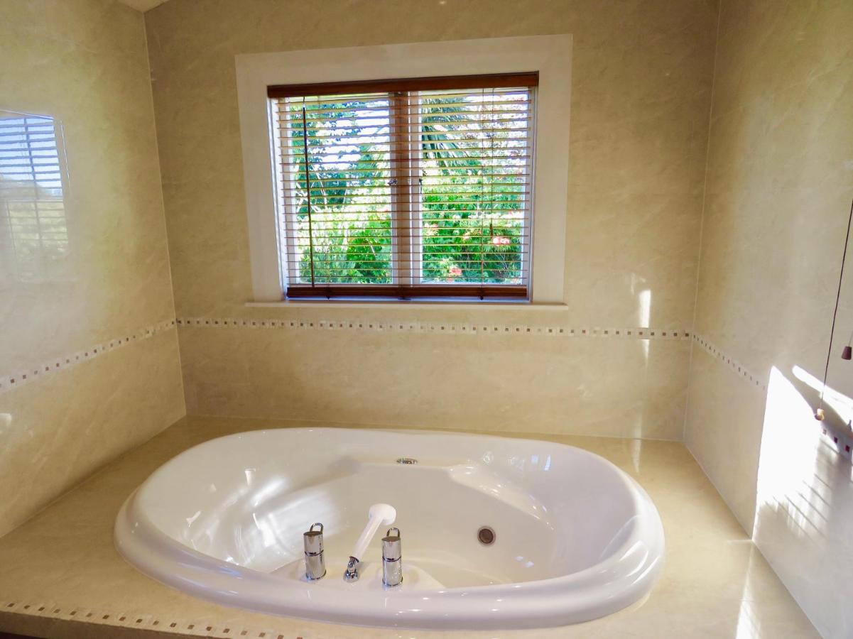 Habitación con cama grande y bañera de hidromasaje