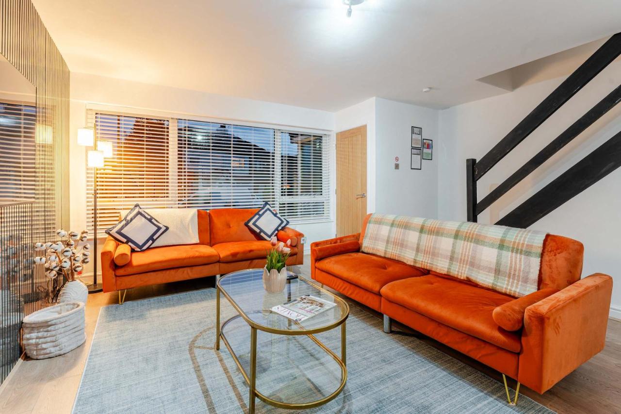 3BR Home Parking & WiFi Manchester with Large Garden - B&B Denton