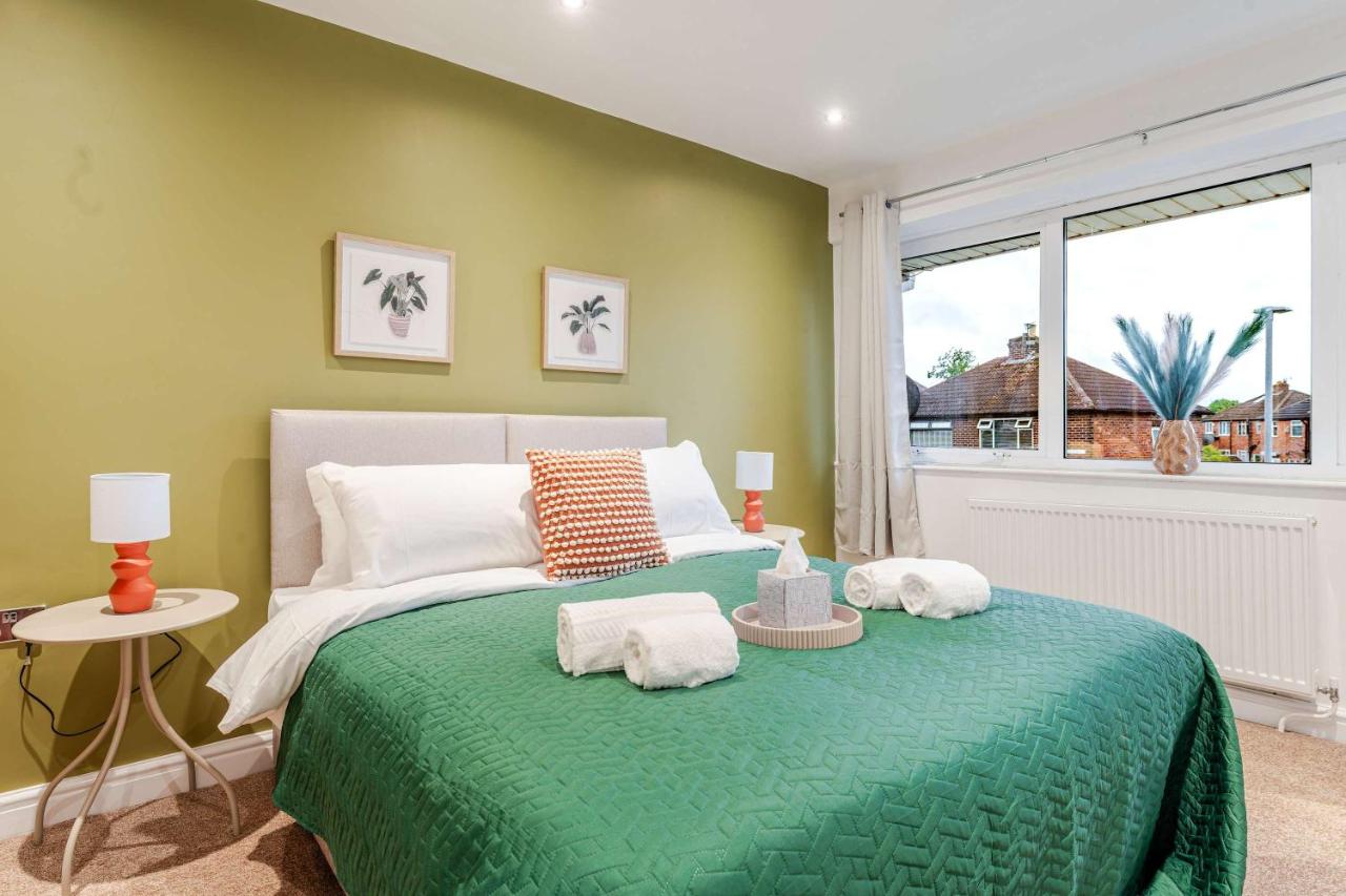 3BR Home Parking & WiFi Manchester with Large Garden - B&B Denton
